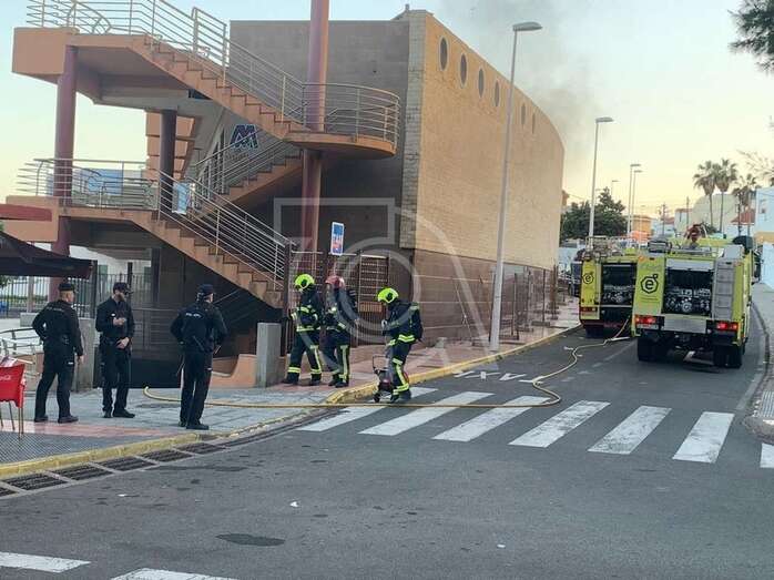 Imagen de archivo del edificio comercial de La Garita durante una intervención por un incendio / TA
